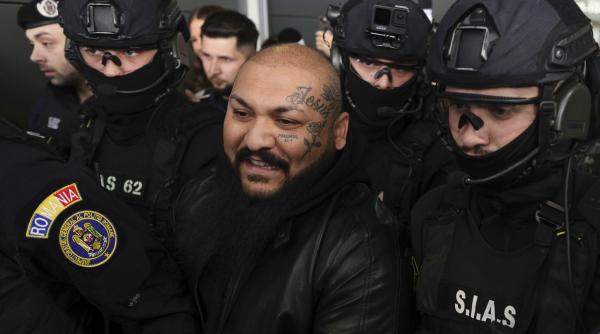 imagini cu dani mocanu inconjurat de trupele speciale pe otopeni manelistul a fost grobian cu jurnalistii hai cu mine in celula