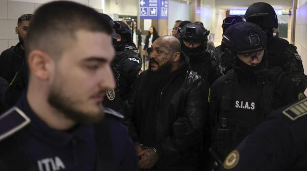 Imagini cu Dani Mocanu înconjurat de trupele speciale, pe Otopeni. Manelistul a fost grobian cu jurnaliștii: „Hai cu mine în celulă”