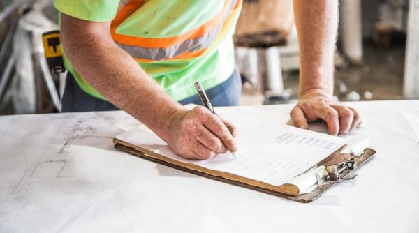Managementul riscurilor profesionale în sezonul cald: Ghid pentru productivitate și siguranță în companii