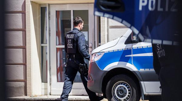 politistii germani au ramas ca la dentist 35 de dinti umani au fost gasiti pe un trotuar