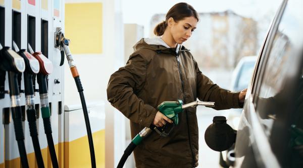 Prețuri record la pompă, vineri: Benzina a trecut de pragul de 9 lei/litru. Cât costă motorina şi ce măsuri pregătește Guvernul