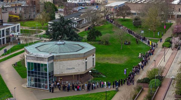 cinci intrebari fara raspuns despre focarul de meningita din marea britanie infectarile cresc studentii stau la coada sa se vaccineze