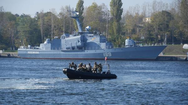 cum se poate implica si cum poate ajuta romania la efortul de a debloca stramtoarea ormuz exista doua variante