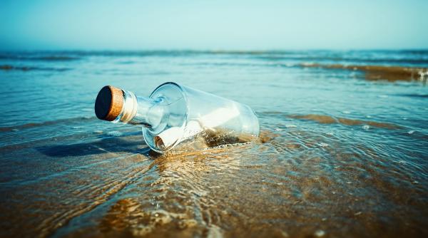 o sticla care continea o scrisoare a fost gasita de un caine pe o plaja din scotia barbat a supravietuit doua ierni pe mare