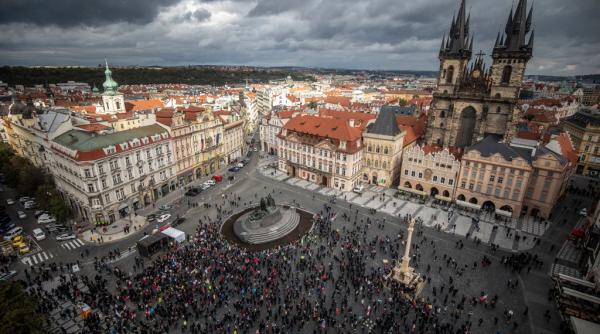peste 150 000 de persoane au protestat la praga impotriva noului guvern populist ceh