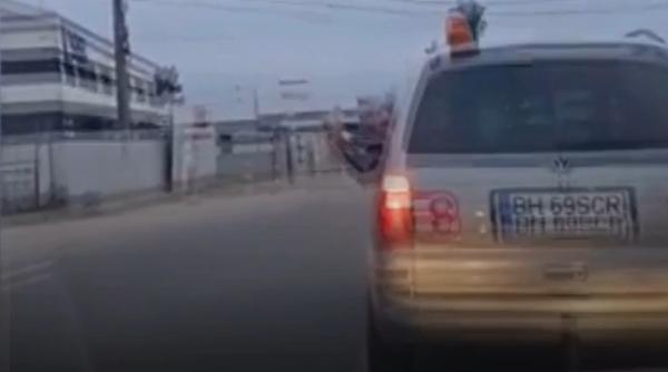 Şoferii din Bihor au protestat contra scumpirilor de la pompă. Au alimentat de 2 lei, au mers în coloană şi au claxonat minute în şir