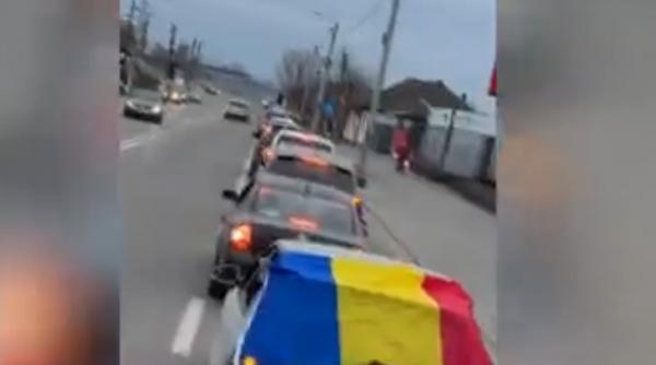 Şoferii din Bihor au protestat faţă de scumpirile de la pompă. Au alimentat de 2 lei, au mers în coloană şi au claxonat minute în şir