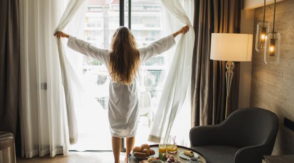 Ai vrea să fii plătit ca să stai la hotel și să comanzi room service? Acest job chiar există. La fel și cel de „cercetător de halate”