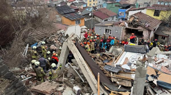 explozie puternica in istanbul doua cladiri s au prabusit echipele de salvatori sunt la fata locului