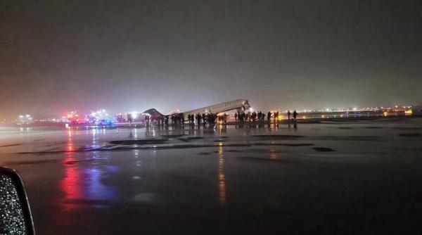 alerta pe aeroportul laguardia din new york un avion a lovit un vehicul pe pista sunt patru persoane ranite