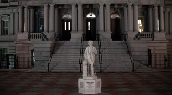 donald trump a instalat statuia lui cristofor columb chiar langa casa alba