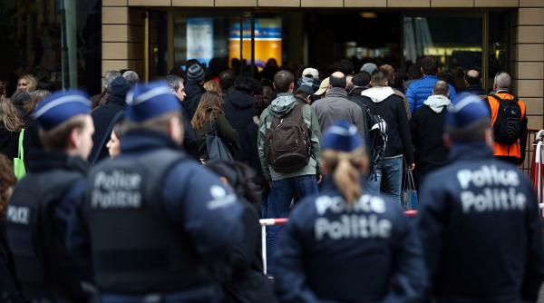 gara bruxelles midi a fost evacuata dupa ce politia a descoperit doua colete suspecte circulatia trenurilor suspendata