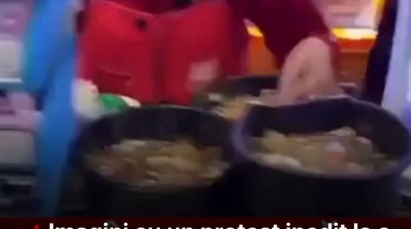 imagini cu un protest inedit la o benzinarie din bacau a vrut sa plateasca plinul cu 3 galeti de monede cum a reactionat casierita