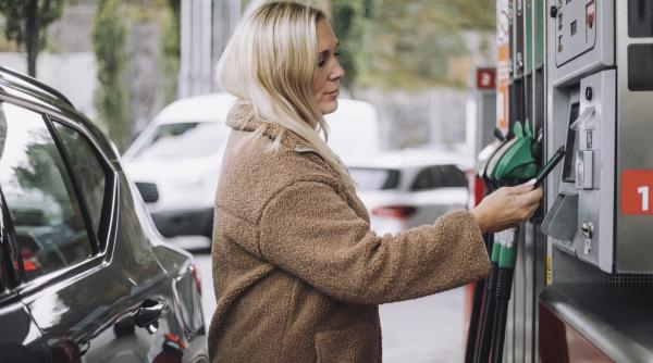 Motorina este la un ban distanță de un preț istoric. Continuă consultările de urgență convocate de premierul Ilie Bolojan