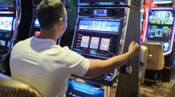 orasul din care primarul nici nu concepe sa dea afara salile de pacanele a dat statul in judecata dupa ce a stat doi ani la puscarie