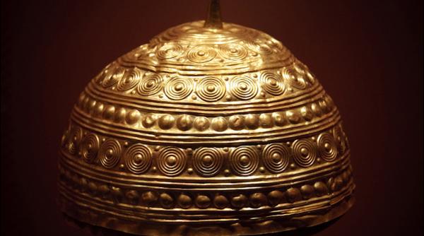 povestea impresionanta a coifului de aur vechi de 3 000 de ani din spania un localnic l a gasit cand sapa in gradina