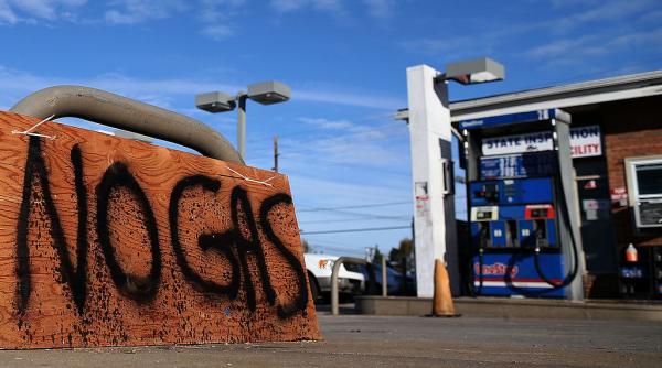 sute de benzinarii din australia au ramas fara benzina si motorina guvernul a semnat un acord de aprovizionare cu singapore