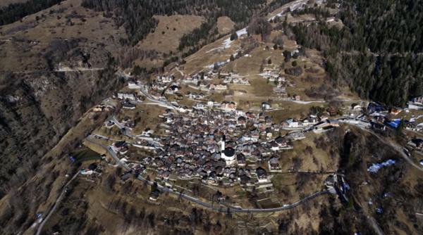 un vlogger a vizitat un sat idilic care le da 27 000 de euro celor care se muta acolo dar a fost uimit de ce a aflat era o capcana