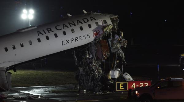 "A fost ca și cum avionul s-a rupt în două". Cum s-a produs accidentul aviatic de pe aeroportul La Guardia. O anchetă a fost declanșată