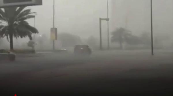 emiratele arabe unite lovite de ploi record un an de precipitatii in 24 de ore