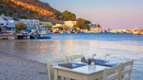 grecii sunt ingrijorati ca turistii romani nu mai merg la taverne ci mananca de la lidl