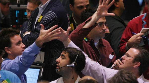 pariuri de jumatate de miliard de dolari pe petrol mii de contracte au fost tranzactionate cu 15 minute inainte de mesajul lui trump