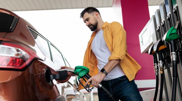 Slovacia a pus prețuri mai mari la carburanți pentru mașinile cu numere străine. Comisia Europeană spune că e ilegal