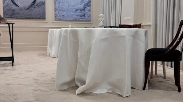 un bucatar si a umplut restaurantul din torino cu nisip si i a pus pe clienti sa intre desculti sau cu papuci