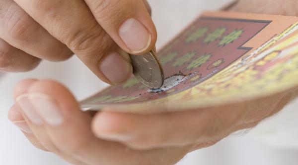 escrocherie cu lozuri razuibile in italia angajatii de la loterie descopereau biletele castigatoare si isi puneau rudele sa le cumpere