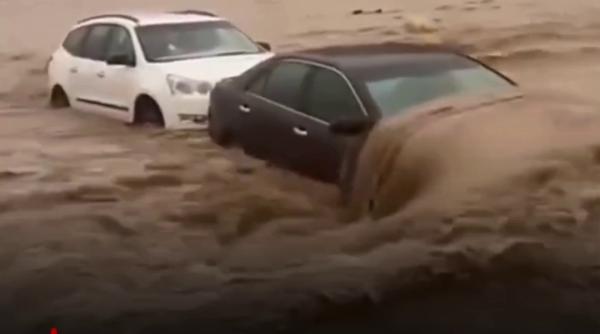 furtuni si inundatii in oman mai multe zone afectate viiturile au luat masini pe sus