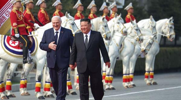 Kim Jong Un i-a făcut o primire cu cai albi lui Lukașenko la Phenian. S-au îmbrățișat și au anunțat că încheie un tratat de prietenie
