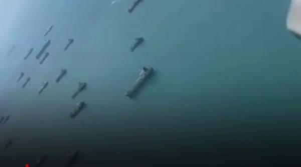 o uriasa parcare pe apa imagini spectaculoase cu stramtoarea ormuz filmate din avion