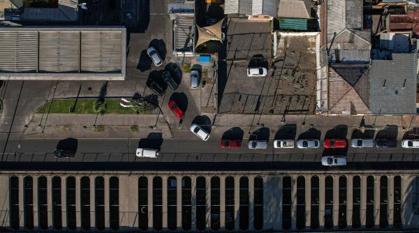 sunt cozi uriase la benzinarii dupa ce s a anuntat scumpirea motorinei cu 54 de joi in chile panica soferilor in imagini