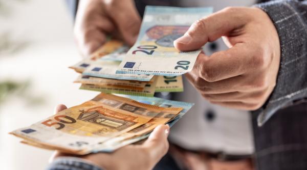 Un bărbat a găsit pe stradă cecuri de 23.000 de euro și le-a returnat, dar a fost dezamăgit de recompensă: „Nu mă simt tratat corect”