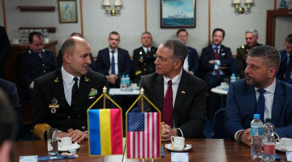 ambasadorul sua in romania darryl nirenberg a participat la bordul fregatei regina maria la un exercitiu cu dronele v bat