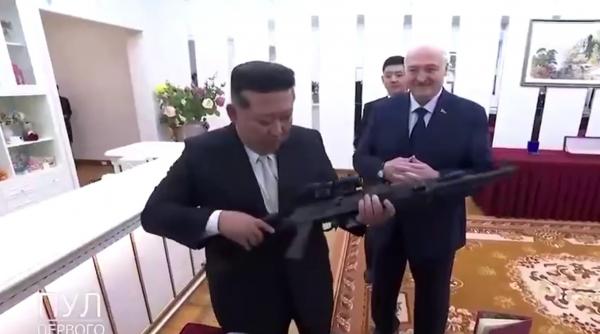 Lukaşenko i-a dăruit o pușcă automată lui Kim Jong Un: "În cazul în care apar dușmani"