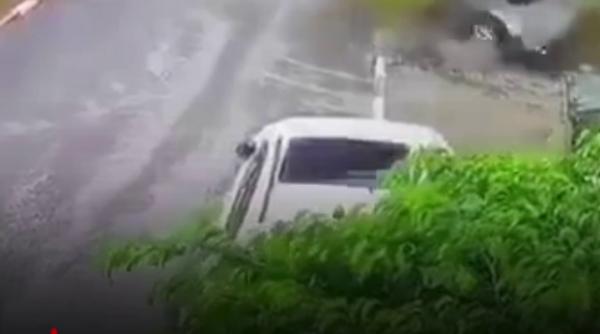 momentul in care o masina explodeaza dupa impactul unei submunitii in centrul israelului