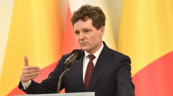 Nicuşor Dan: "Pare absurd ca între un medic care a făcut şase ani de facultate şi o reclamă pe internet să alegi reclama"