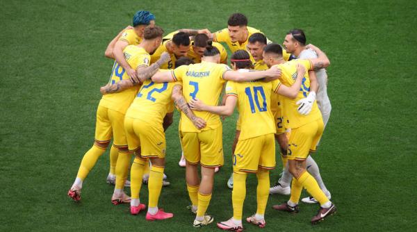 romania joaca meciul decisiv cu turcia pentru cm 2026 surprize in echipa de start cine e atacantul titularizat de mircea lucescu