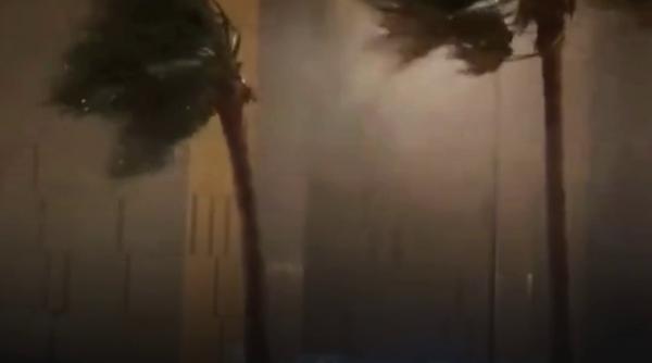 dubai afectat de inundatii strazi acoperite de apa si trafic blocat