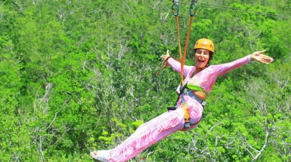 o femeie care lua bani de la casa de pensii pe motiv ca era prea bolnava ca sa iasa din casa a fost prinsa in tiroliana in mexic