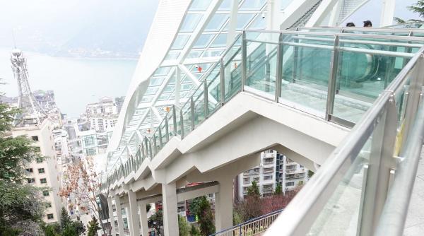 cea mai lunga scara rulanta din lume traseul are aproape un kilometru si poate fi strabatut in 20 de minute