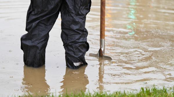 cod galben de inundatii pe rauri din 16 judete valabil pana luni la pranz