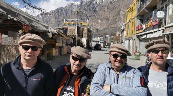 cum au gasit niste romani din cluj sfantul graal din muntii pakistanului s a aprins ceva o lampa si am stiut ca trebuie sa i caut