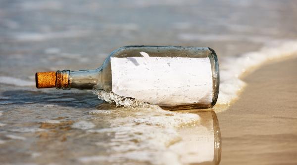 povestea incredibila a unei prietenii nascute de la un mesaj pus intr o sticla care a traversat oceanul