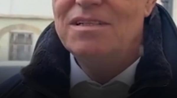 aparitie rara a lui klaus iohannis in centrul sibiului de floriile catolice