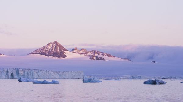 cercetatorii au descoperit bolovani roz neobisnuiti in antarctica acestia i au condus catre o structura gigantica sub gheata