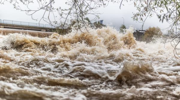 Cod portocaliu și galben de inundații, duminică și luni. Râuri din 12 județe, vizate de avertizări hidrologice