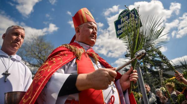 crestinii catolici sarbatoresc duminica floriilor traditionala procesiune in centrul capitalei zonele cu restrictii de circulatie