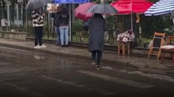 parinti la coada in ploaie ca sa si inscrie copiii in clasa pregatitoare